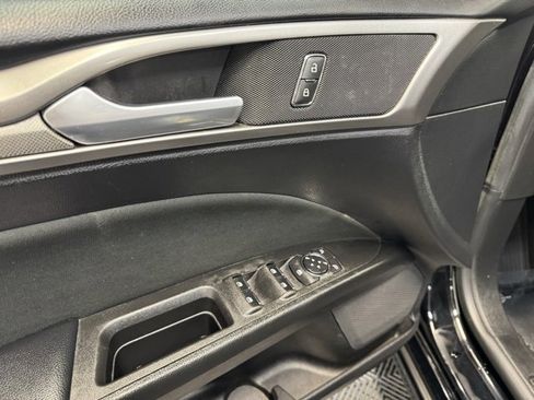 Used 2018 Ford Fusion SE w/ Fusion SE Technology Package image 11