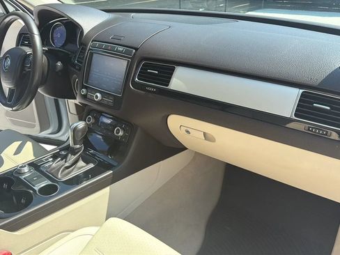 Used 2015 Volkswagen Touareg Sport AWD/4WD image 15
