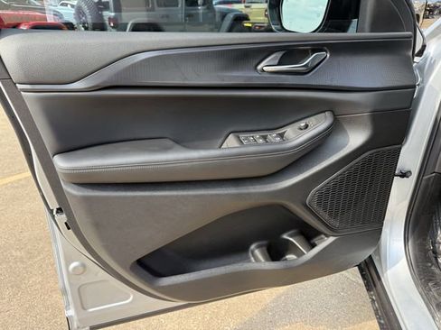 New 2025 Jeep Grand Cherokee L Altitude RWD image 11