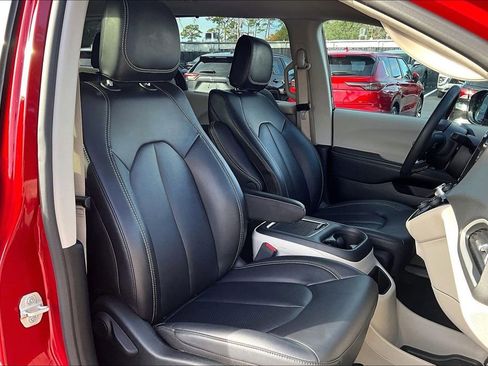 Used 2024 Chrysler Pacifica Touring-L image 29