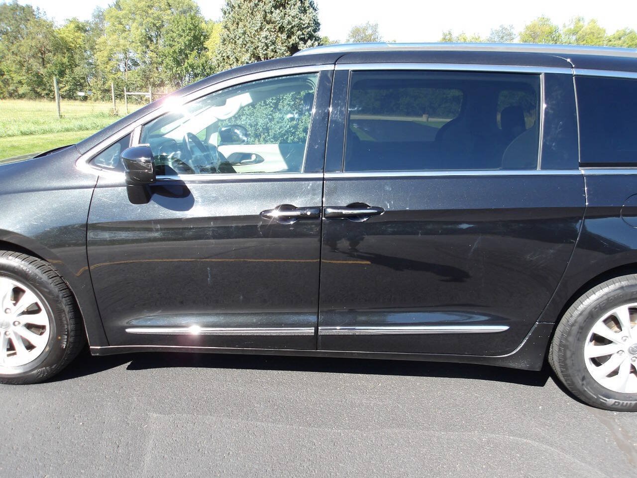 Used 2018 Chrysler Pacifica Touring-L FWD image 33