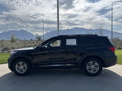 Used 2022 Ford Explorer XLT AWD/4WD image 2