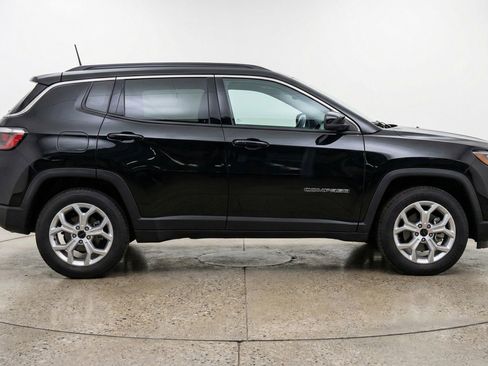 Used 2025 Jeep Compass Latitude image 11