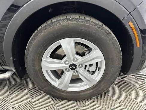 Used 2023 Kia Sorento LX image 12