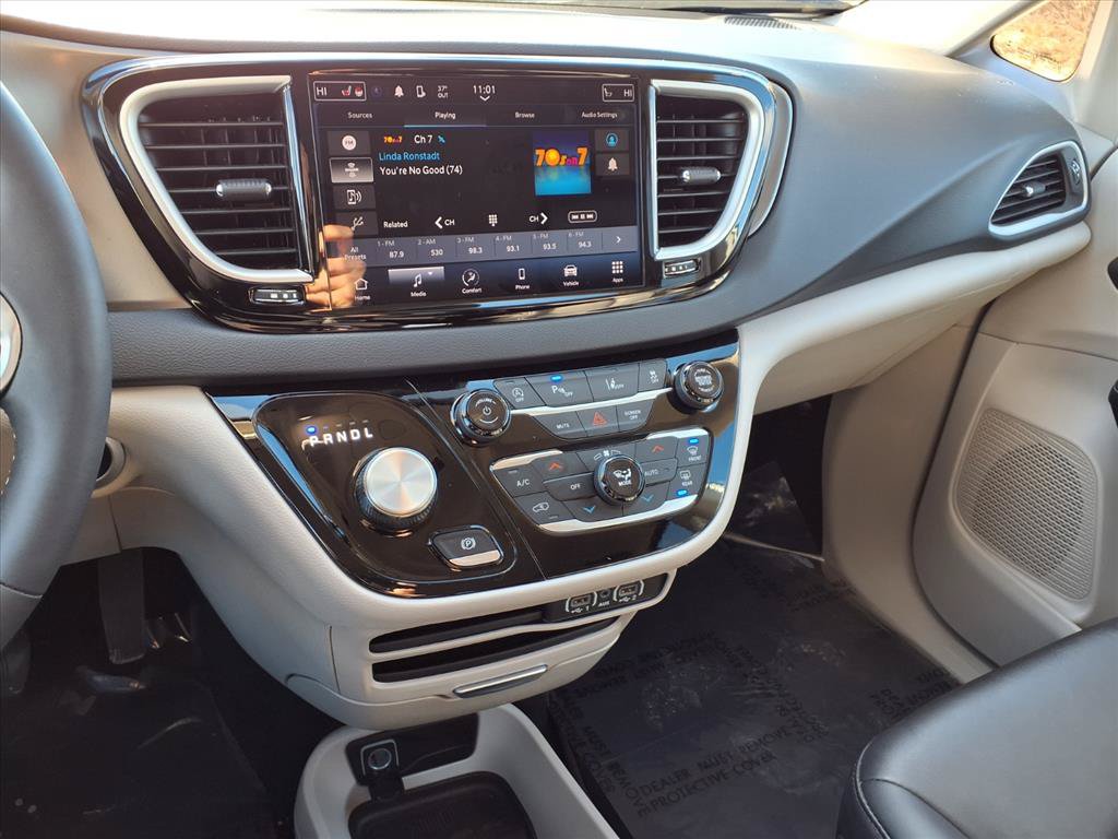 Used 2024 Chrysler Pacifica Touring-L FWD image 5