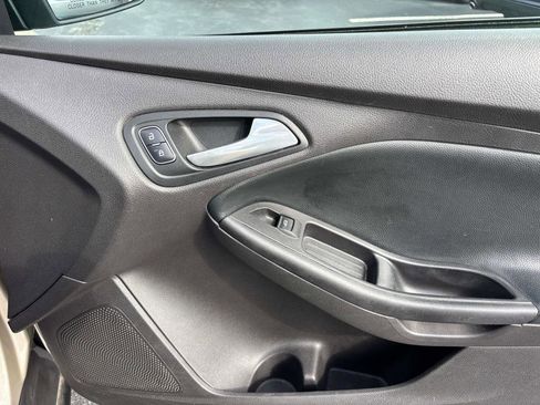 Used 2018 Ford Focus SE w/ SE Appearance Package image 13