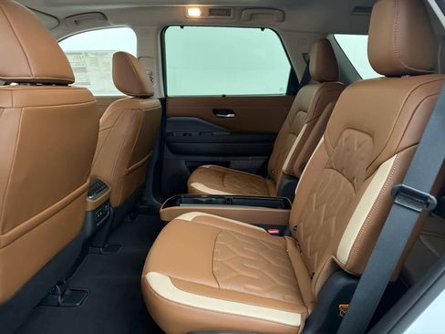 New 2026 Nissan Pathfinder Platinum image 16