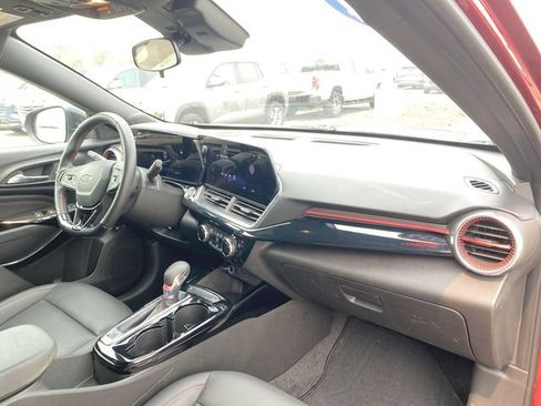 Used 2024 Chevrolet Trax RS FWD image 27