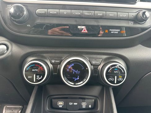 Used 2025 Hyundai Venue Limited FWD image 18