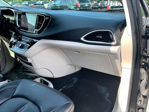 Used 2023 Chrysler Pacifica Touring-L FWD image 14