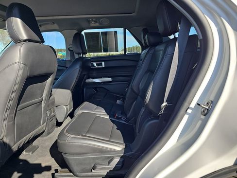 Used 2022 Ford Explorer XLT w/ Equipment Group 202A image 19