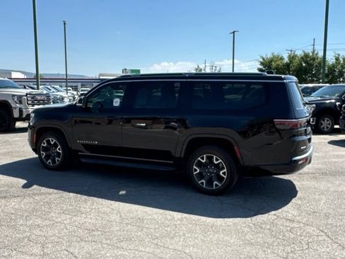 Used 2023 Jeep Wagoneer L Series III w/ Convenience Group I AWD/4WD image 8