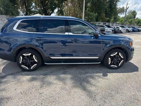 Used 2024 Kia Telluride EX w/ EX Captain's Chair Package FWD image 4