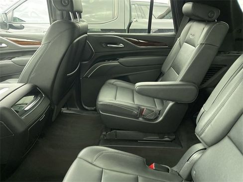 Used 2022 Cadillac Escalade Luxury image 5