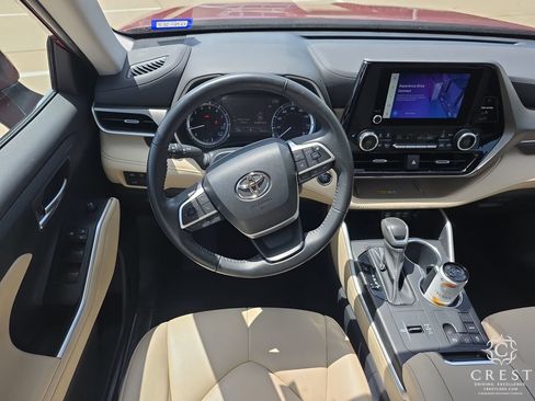 Used 2023 Toyota Highlander XLE FWD image 12