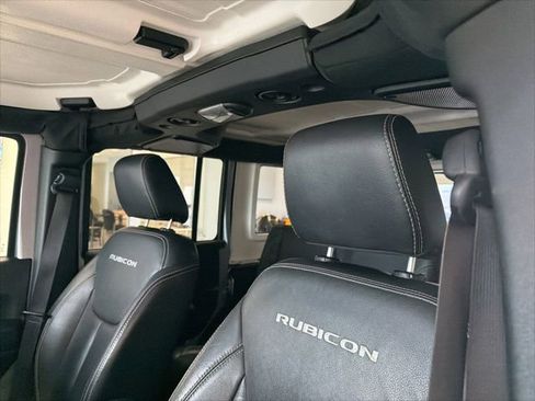 Used 2017 Jeep Wrangler Unlimited Rubicon w/ Connectivity Group AWD/4WD image 10