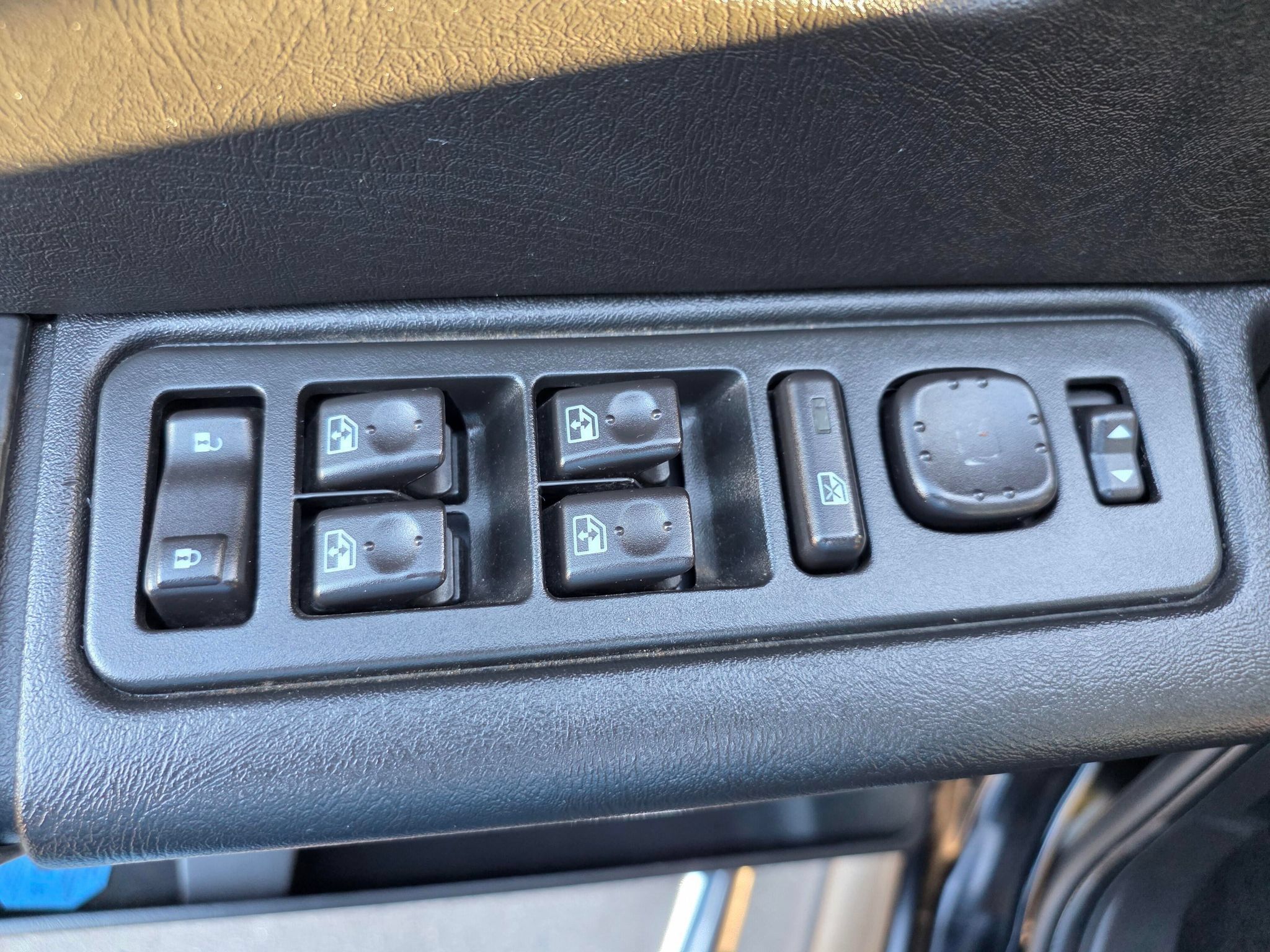 Used 2005 HUMMER H2 SUT w/ Preferred Equipment Group AWD/4WD image 23