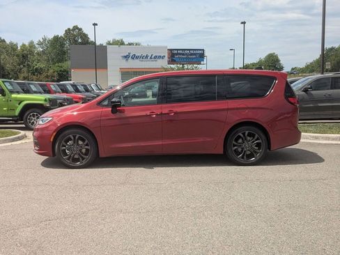 New 2026 Chrysler Pacifica Select FWD image 2