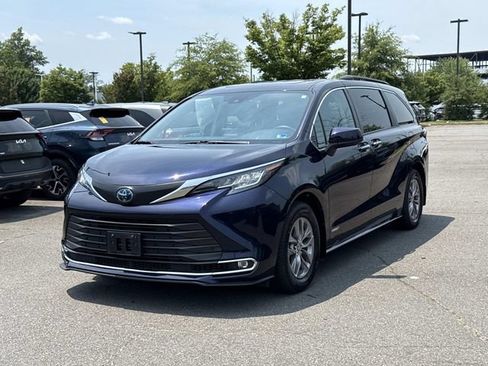 Used 2021 Toyota Sienna XLE w/ XLE Plus Package FWD image 5