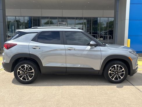 Used 2024 Chevrolet TrailBlazer LT FWD image 2