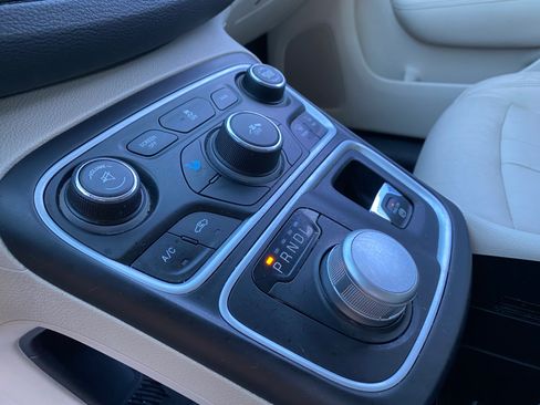 Used 2017 Chrysler 200 Limited Platinum image 55