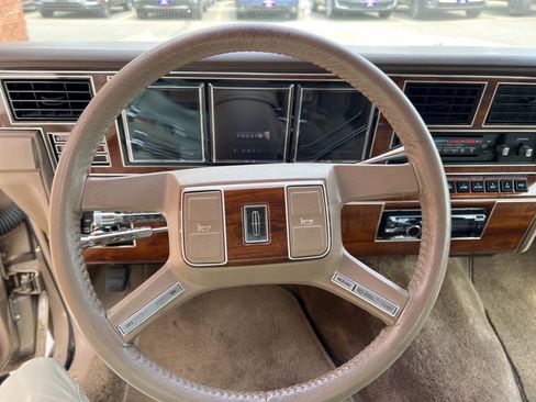Used 1989 Lincoln Town Car Signature image 24