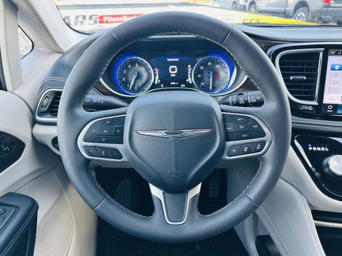 Used 2024 Chrysler Pacifica Limited image 19