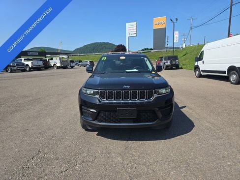 Certified 2023 Jeep Grand Cherokee Laredo AWD/4WD image 3