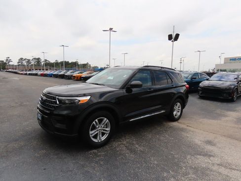 Used 2024 Ford Explorer XLT image 2