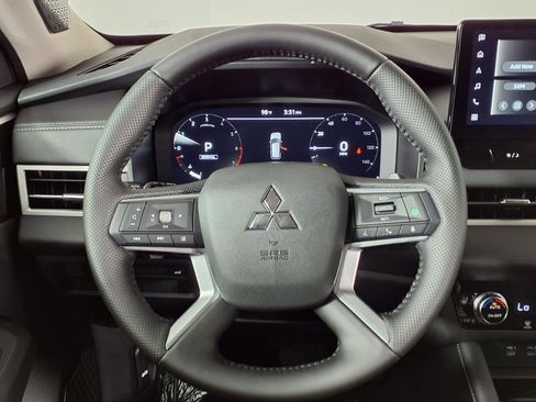 New 2025 Mitsubishi Outlander SE image 24