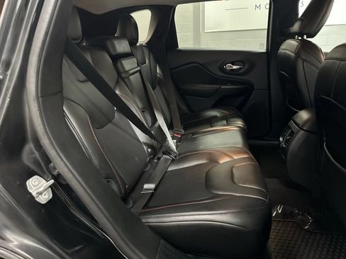 Used 2019 Jeep Cherokee Trailhawk AWD/4WD image 21