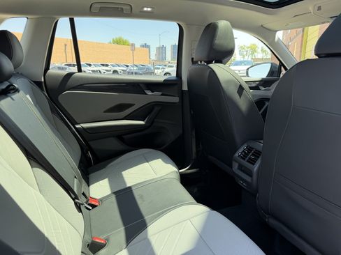 Used 2025 Volkswagen Tiguan SE w/ Panoramic Sunroof Package AWD/4WD image 40