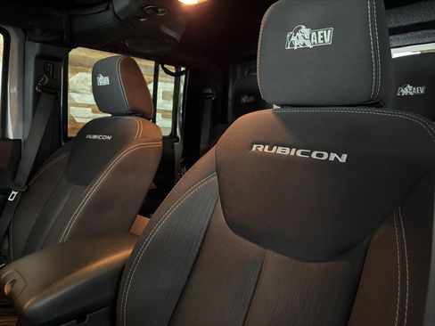 Used 2014 Jeep Wrangler Unlimited Rubicon w/ Connectivity Group AWD/4WD image 3