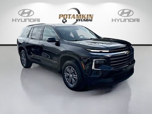 Used 2025 Chevrolet Traverse LT image 3