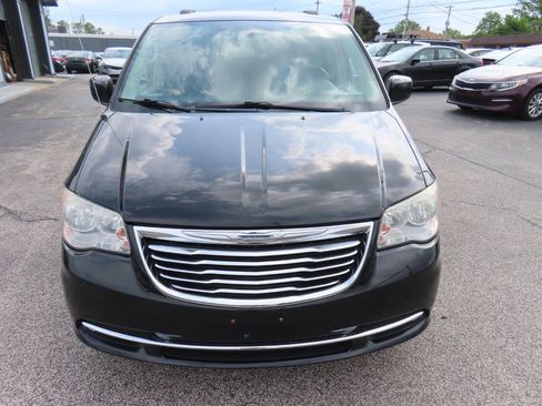 Used 2014 Chrysler Town & Country Touring FWD image 32