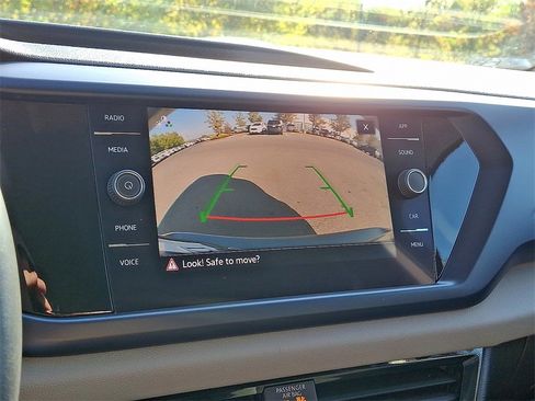 Used 2022 Volkswagen Taos SE image 3