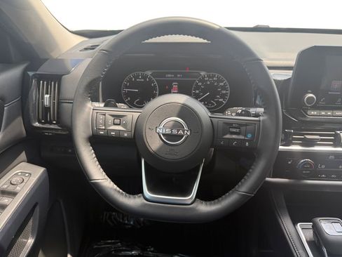 Used 2025 Nissan Pathfinder SV FWD image 13