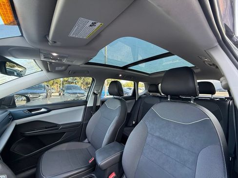 Used 2023 Volkswagen Taos SE w/ Panoramic Sunroof Package FWD image 19