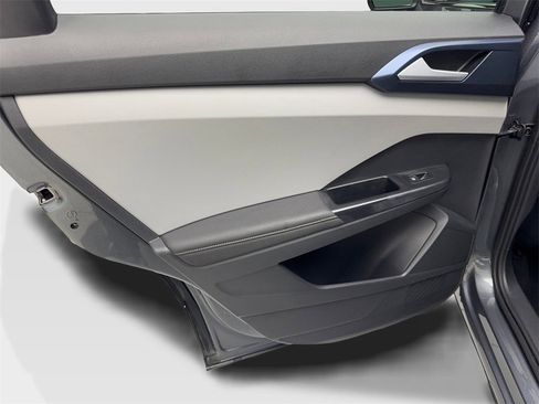 Used 2024 Volkswagen Taos SE image 38