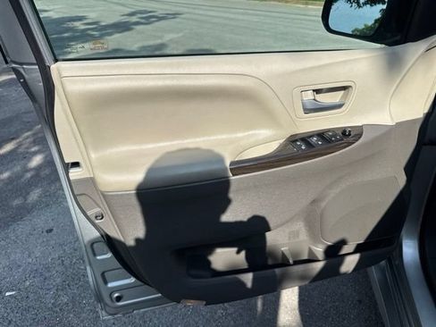 Used 2019 Toyota Sienna XLE FWD image 16