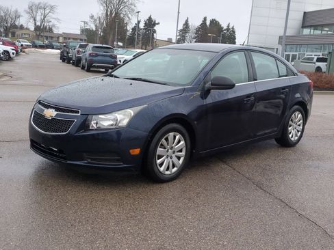 Used 2011 Chevrolet Cruze LS image 4