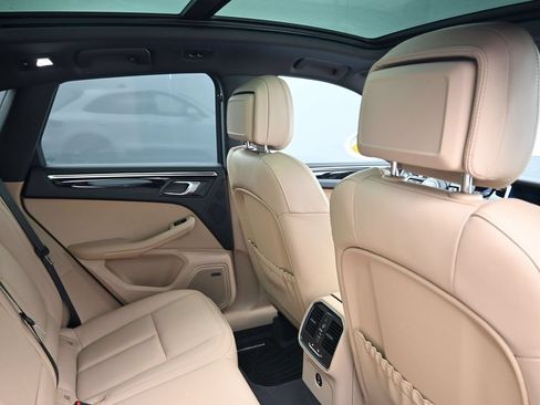 Certified 2026 Porsche Macan AWD/4WD image 7