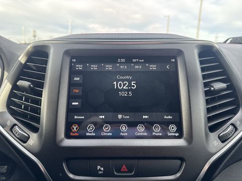 Used 2019 Jeep Cherokee Trailhawk w/ Cold Weather Group image 15