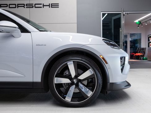 Certified 2025 Porsche Macan Electric RWD image 11
