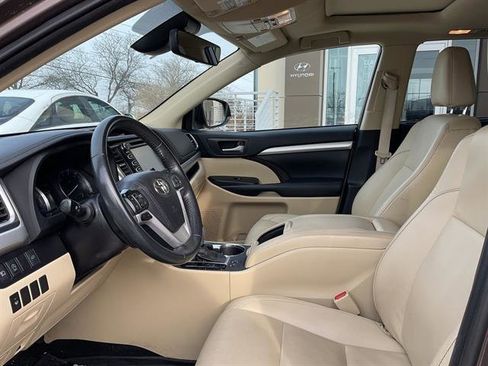 Used 2019 Toyota Highlander XLE image 2