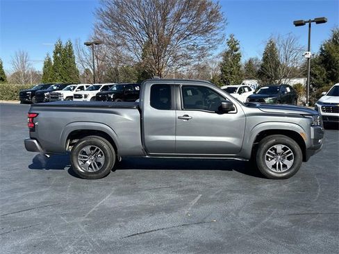 Used 2025 Nissan Frontier SV image 3