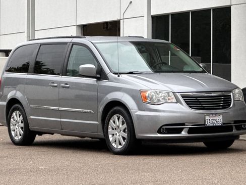 Used 2013 Chrysler Town & Country Touring image 7