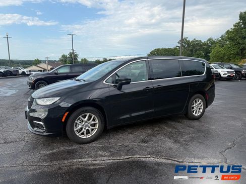 Used 2025 Chrysler Pacifica Select FWD image 1