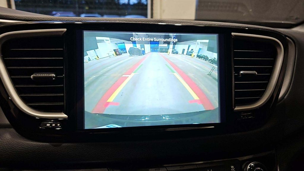 Used 2025 Chrysler Pacifica Select FWD image 13