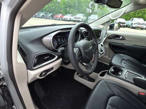 Used 2024 Chrysler Pacifica Touring-L FWD image 14